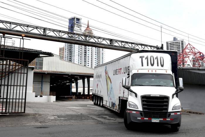 Un camión repartidor sale de la sede oficial de la empresa Cervecería Nacional, ubicado en la Transistmica.