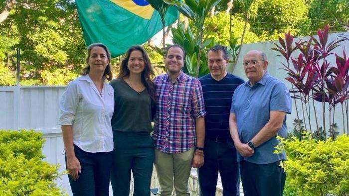 Los rehenes eran: Magallí Meda, Claudia Macero, Omar González, Pedro Urruchurtu y Humberto Villalobos, quienes permanecían resguardados en una sede diplomática bajo severas condiciones de aislamiento.