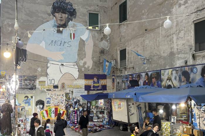 Nápoles (Italia), repleta de homenajes al astro argentino y donde el pesar por su pérdida se mantiene todavía hoy entre aficionados de todas las generaciones.