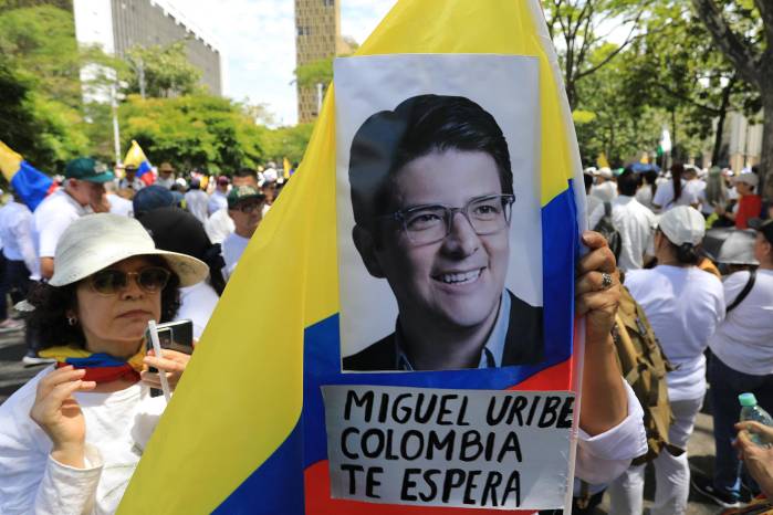Tras once días del atentado, el centro hospitalario informó que el político continúa en estado crítico.
