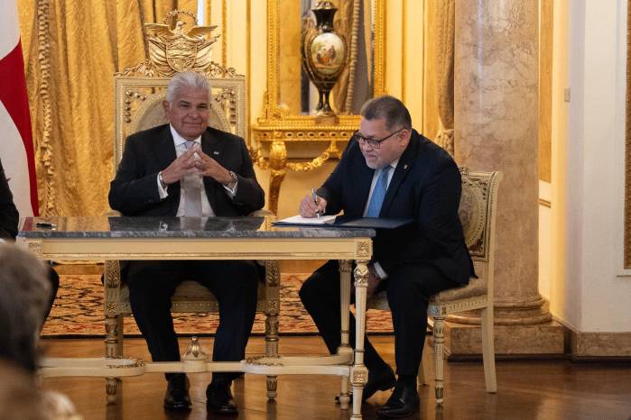 Carlos Ernesto Villalobos Jaén firma su acta que lo declara nuevo magistrado de la Corte.