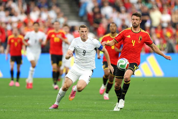 El delantero de la selección de Nueva Zelanda, Chris Wood (izq.).