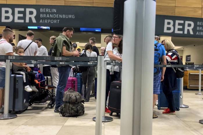 Las largas colas, las cancelaciones de vuelos y la confusión entre los pasajeros son la tónica este sábado en el aeropuerto de Bruselas y en el de Heathrow, en Londres, debido a un ciberataque que también ha afectado al aeródromo de Berlín-Brandeburgo, en Alemania.