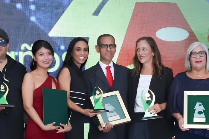 Este año, su destacada labor fue reconocida en El Premio Nacional de Fórum de Periodistas 2026, que le otorgó el Premio a la Excelencia en la categoría de Reportero Gráfico.