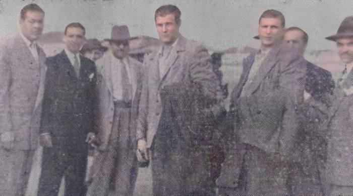 Louis (Izq.) tuvo de sparrings en la exhibición a Art Ramsey y Walter Hafer (de frente).