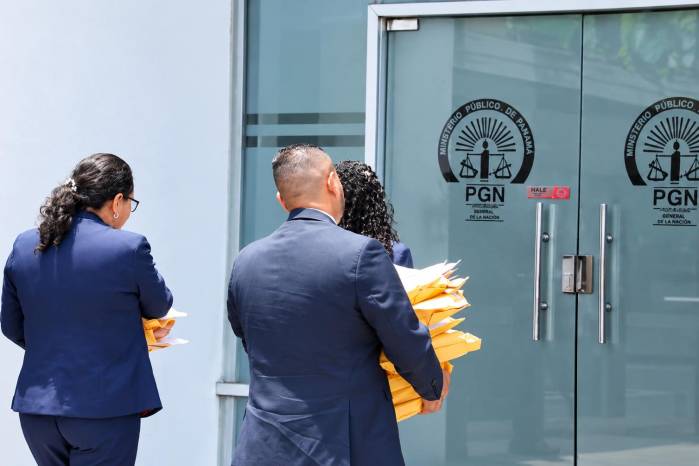 Personas ingresan documentación a la sede del Ministerio Público, institución encargada de investigar posibles delitos y determinar si existen elementos para abrir procesos penales.