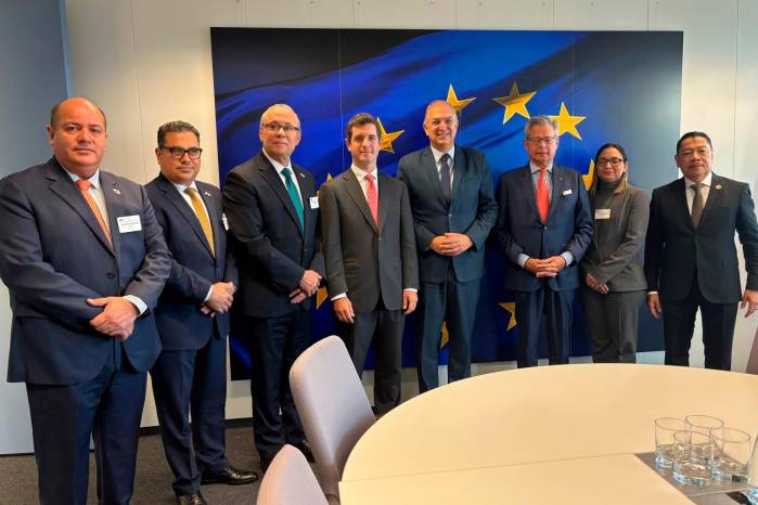 A finales de octubre, el viceministro de Relaciones Exteriores Carlos Arturo Hoyos sostuvo en Bruselas una reunión con Costas Kadis, comisario de Pesca de la Unión Europea.