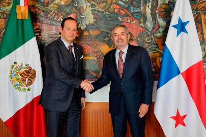 El ministro de Relaciones Exteriores, Javier Martínez-Acha (izq.) y el Secretario de Relaciones Exteriores de los Estados Unidos Mexicanos, Juan Ramón de la Fuentes.