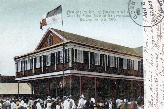Primera bandera de Panamá izada en Colón el 5 de noviembre de 1903.
