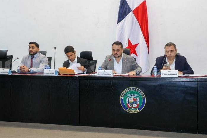 Jamis Acosta, presidente de la Comisión de Comercio, dirige la discusión del proyecto de reforma al marco regulatorio eléctrico.