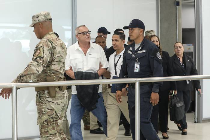 David Ochy en el aeropuerto de Tocumen durante su llegada a Panamá.
