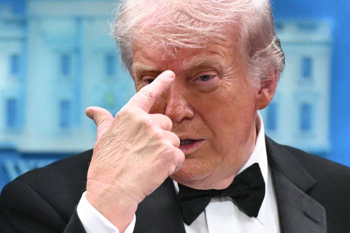 El presidente de Estados Unidos, Donald Trump, hace un gesto mientras habla durante una conferencia de prensa en la sala de prensa Brady de la Casa Blanca, en Washington D. C., poco después de un tiroteo ocurrido en la cena de corresponsales de la Casa Blanca.