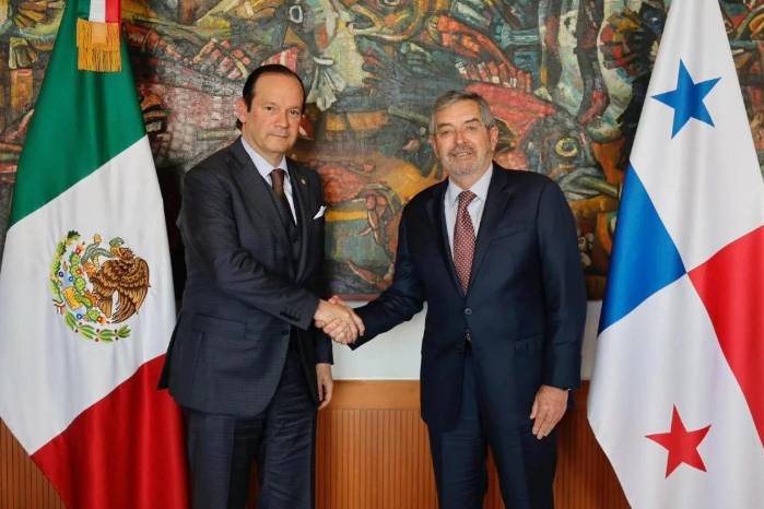 El ministro de Relaciones Exteriores, Javier Martínez-Acha (izq.) y el Secretario de Relaciones Exteriores de los Estados Unidos Mexicanos, Juan Ramón de la Fuentes.