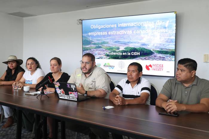 Conferencia de prensa de grupos de ambientalistas latinoamericanos contra la mineria que presentaran exigencias en la audiencia de CIDH.