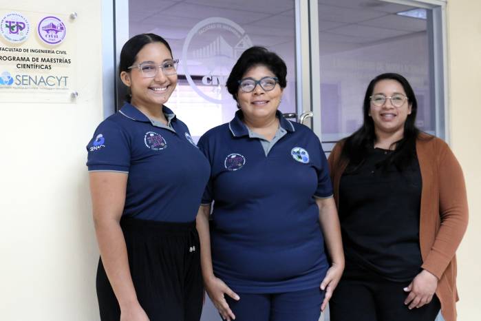 Ing. Anette Saíz, la Dra. Haydée Osorio Ugarte y Karen Bonilla, del Grupo de Investigación de Hidrología de Bosques y Aguas Urbanas.