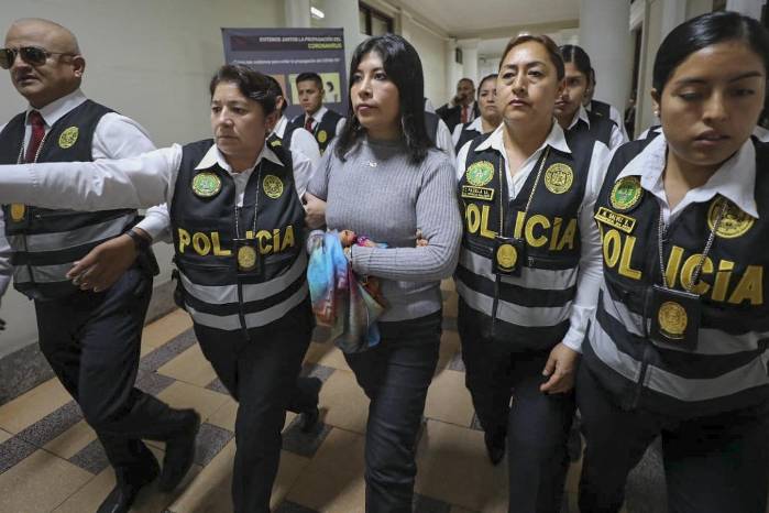 Esta fotografía distribuida por el Poder Judicial peruano muestra a la ex jefa de gabinete del Perú, Betsy Chávez, esposada y escoltada por personal de la Policía Nacional a su llegada a la Corte Suprema de Investigación Preparatoria en el Palacio de Justicia de Lima el 21 de junio de 2023.