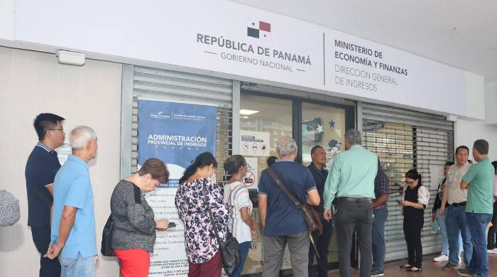 Contribuyentes hacen fila en las instalaciones de la Dirección General del Ingresos.