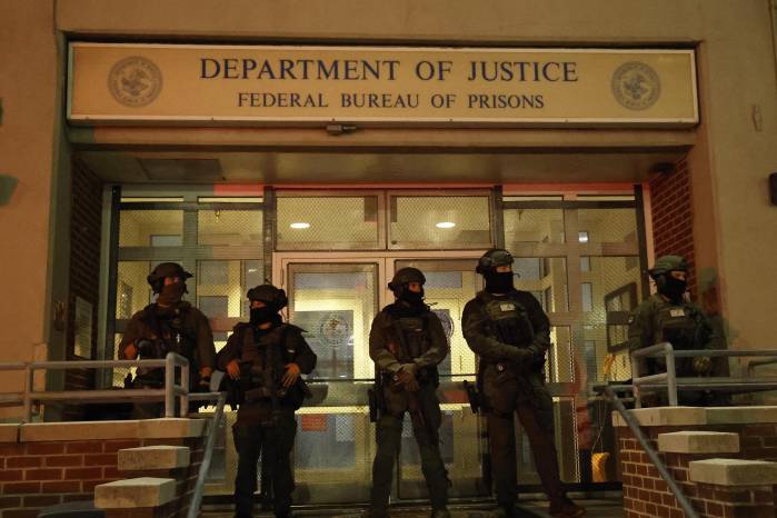 Efectivos armados custodian el Centro Metropolitano de Detención en Brooklyn.
