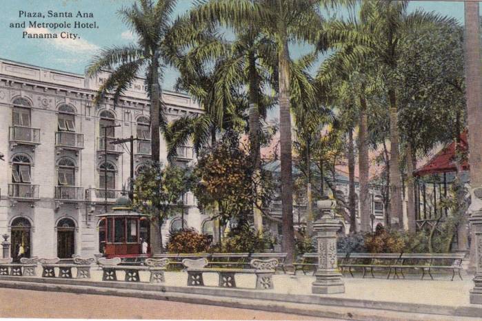 Postal coloreada del Hotel Metropole tras su remodelación. El edificio posterior fue demolido para la construcción del Edificio Heurtemate de rasgos modernistas-Art Decó.