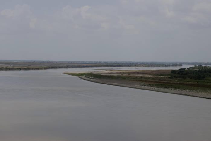 En la imagen se observa el cauce del río Magdalena con bajo nivel de agua, el 26 de marzo de 2024, en su paso por la población de Gautaca, corregimiento del municipio de Santa Cruz de Mompox (Colombia).