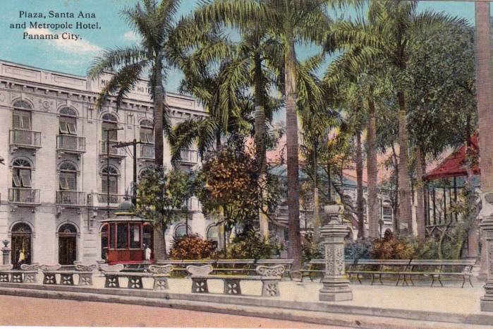 Postal coloreada del Hotel Metropole tras su remodelación. El edificio posterior fue demolido para la construcción del Edificio Heurtemate de rasgos modernistas-Art Decó.