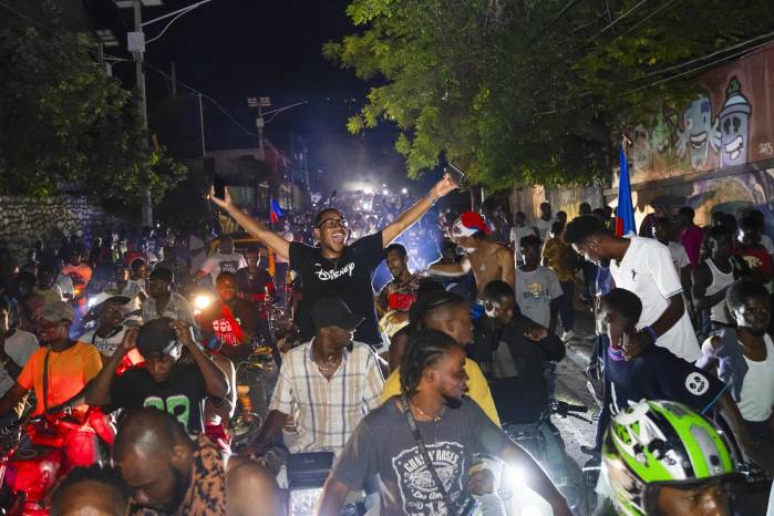 Aficionados celebraron el 19 de noviembre en Puerto Príncipe la clasificación de Haití para el Mundial de Estados Unidos, México y Canadá 2026. EFE/ Mentor David Lorens
