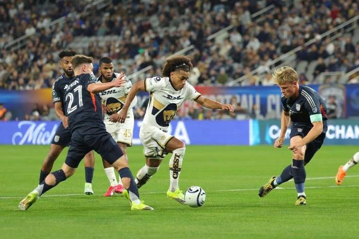 El futbolista panameño del Pumas, Adalberto Carrasquilla (c.).