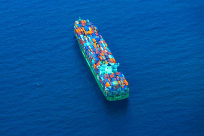 Un buque transita por el Canal de Panamá.