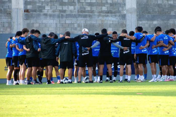 La selección de El Salvador previo a un entrenamiento.