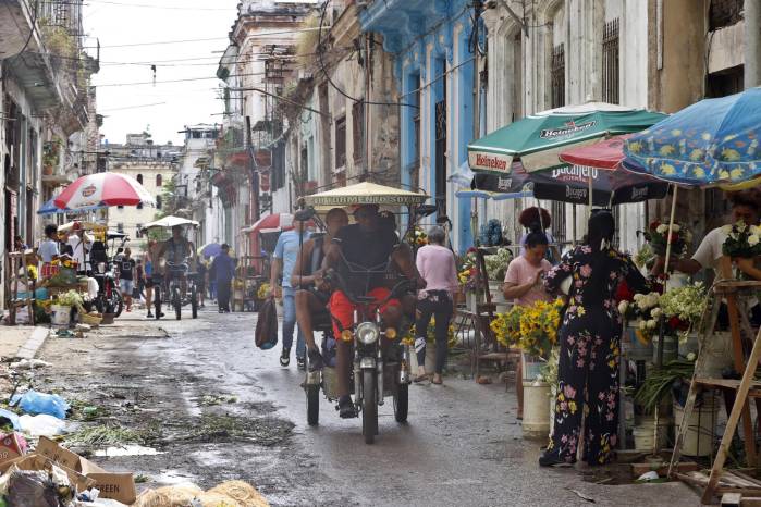 Bicitaxis transitan por una calle este martes, durante un apagón en La Habana (Cuba).