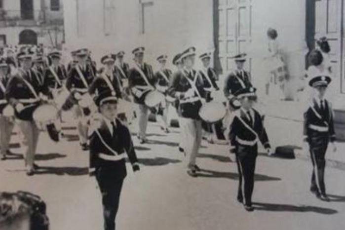 Batallón Juana De Arco del Colegio De La Salle en un desfile.