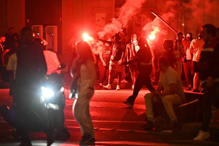 En París, la mayor parte de los incidentes se registraron en la emblemática avenida de los Campos Elíseos.