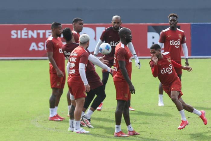 Jugadores de la selección de Panamá durante su último entrenamiento en el estadio Rommel Fernández antes de enfrentarse a Belice.