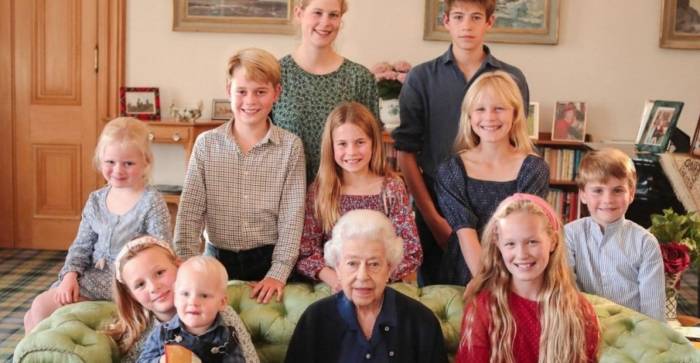 La nueva foto muestra a Isabel II sentada en un sofá verde y rodeada por los hijos de los príncipes de Gales y otros ocho de sus nietos.