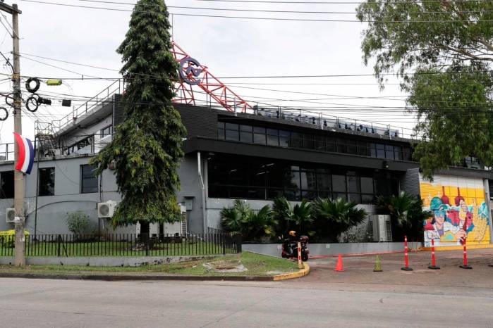 La empresa con 116 años de operación explicó que la medida responde a un contexto de disminución de ventas en la industria cervecera y al incremento de impuestos aplicados al sector.