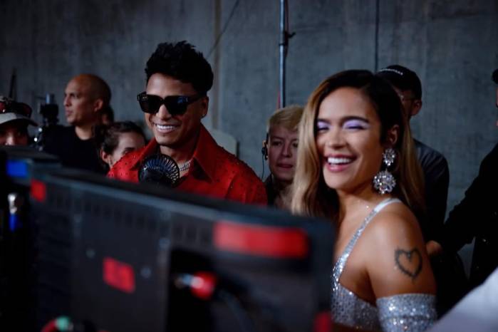 Los artistas Eddy Lover y Karol G llevan “Dile Luna” a los Grammy Latinos.