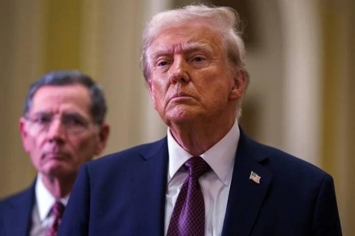 El presidente Trump declara la guerra a las “noticias falsas” y veta a tres medios