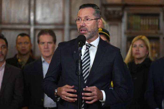 Ministro de Vivienda de Colombia desata polémica por aparecer en una playa tras el terremoto