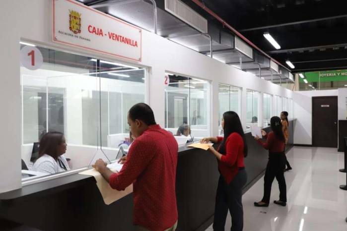 La Alcaldía de Panamá inicia la entrega de calcomanías del mes de octubre en el Edificio Hatillo.