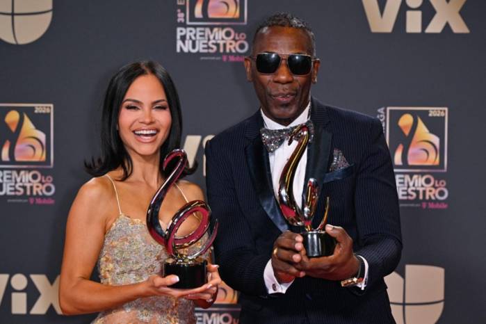 Natti Natasha y Nando Boom posan con sus premios en la sala de prensa durante la 38ª edición de Premio Lo Nuestro de Univision en el Kaseya Center el 19 de febrero de 2026 en Miami, Florida.
