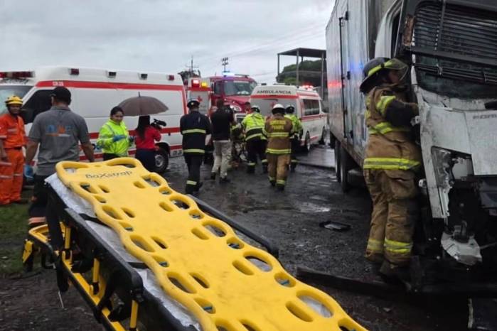 Bus con 44 pasajeros choca contra camión y volquete en La Chorrera