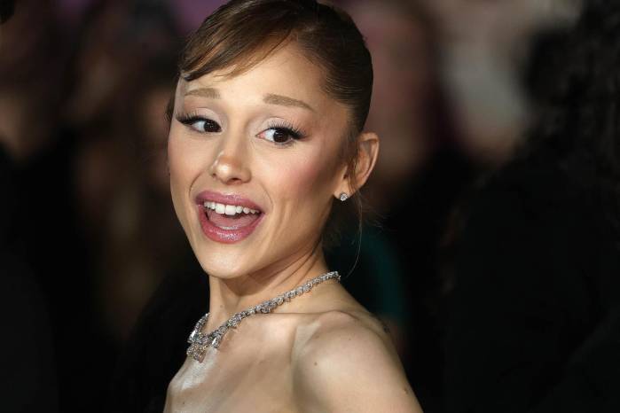 Fan se abalanza sobre Ariana Grande en la premiere de ‘Wicked: For Good’.