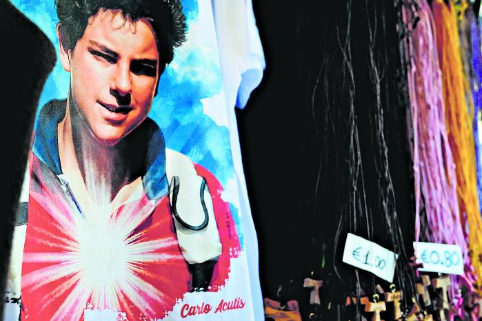 Se imprimen en souvenirs en una tienda de Asís donde se exhibe Acutis.