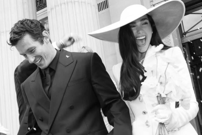 Dua Lipa y Callum Turner celebran en Sicilia en medio de protestas