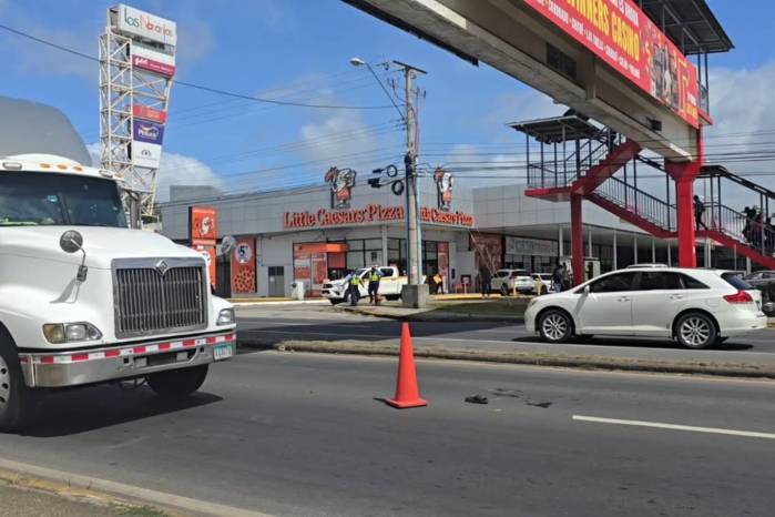 Trasladan a hospitales de Panamá a madre y bebé tras incidente en puente elevado de Penonomé.