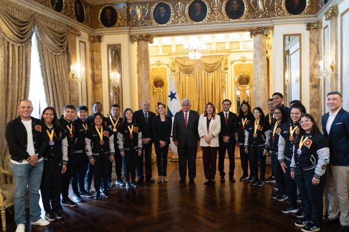 El mandatario los felicitó por su destacada participación