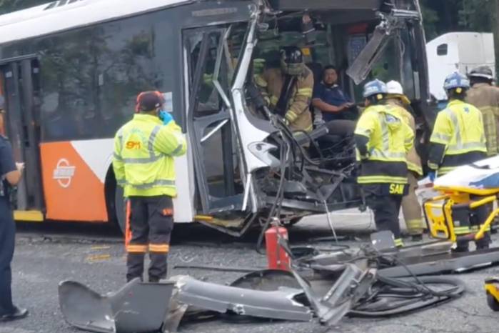 Bomberos rescatan a conductor tras choque entre metrobús y camión de aseo