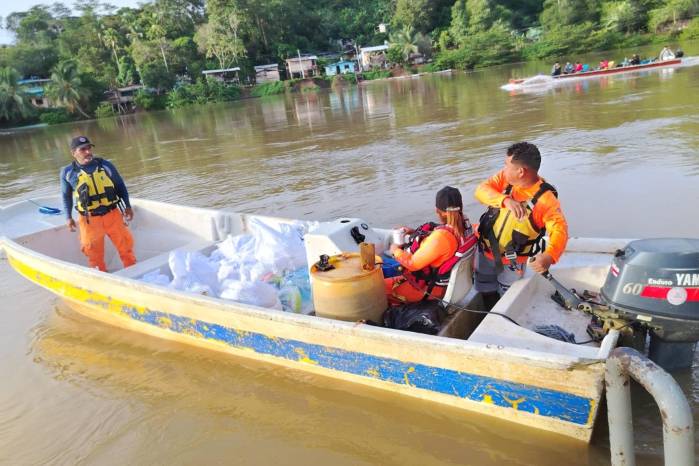 Autoridades envían asistencia humanitaria a comunidades afectadas en el río Tuira.