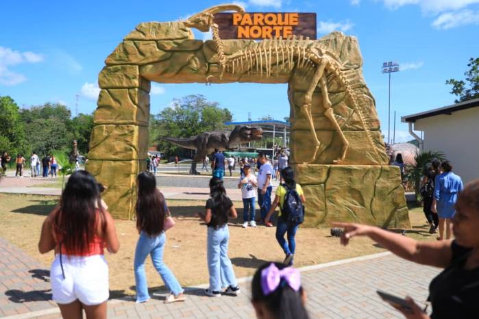 Tierra Jurásica atrae a chicos y grandes con dinosaurios en movimiento y sonido