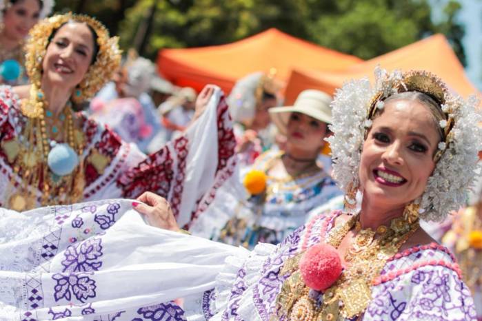 La Ministra de Cultura María Eugenia Herrera junto a la Administradora General de la Autoridad de Turismo de Panamá Gloria María De León en el Desfile de las Mil Polleras 2026.